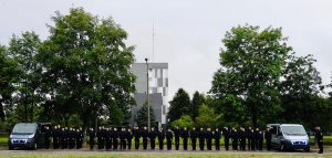 Słuchacze szkolenia zawodowego podstawowego SZP-22/21 stoją w dwuszeregu w postawie zasadniczej.