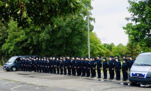 Słuchacze szkolenia zawodowego podstawowego SZP-22/21 stoją w dwuszeregu w postawie zasadniczej.