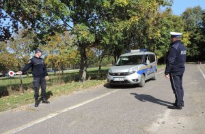 Zajęcia z kontroli ruchu drogowego na placu manewrowym z udziałem instruktora policyjnego, przy wykorzystaniu oznakowanego radiowozu straży miejskiej.