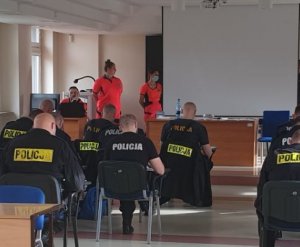 Policjanci w trakcie egzaminu teoretycznego z kwalifikowanej pierwszej pomocy.