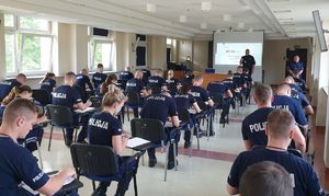 Słuchacze szkolenia zawodowego podstawowego dla edycji SZP-38/21 w Ośrodku Szkolenia Policji w Łodzi z/s w Sieradzu w trakcie  egzaminu końcowego.