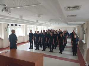 Słuchacze i wykładowcy podczas zakończenia kursu.