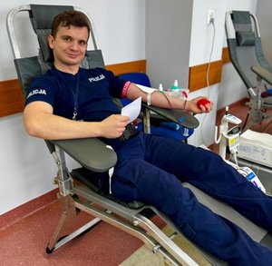 Policjant w mundurze oddaje krew
