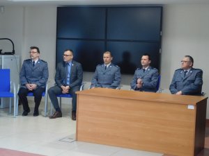 Kierownik Ośrodka i  zaproszeni goście: od lewej strony Kierownik Ośrodka Szkolenia Policji w Łodzi z s. w Sieradzu mł.insp. Mariusz Cichosz, Prezydent Sieradza Paweł Osiewała, przedstawiciel Wydziału Kadr i Szkolenia KWP w Łodzi podinsp. Stanisław Kaleta, Naczelnik Wydziału Prewencji KWP w Łodzi podinsp. Jarosław Janus , Komendant Powiatowy Policji w Sieradzu nadkom. Wojciech Kuśmierek